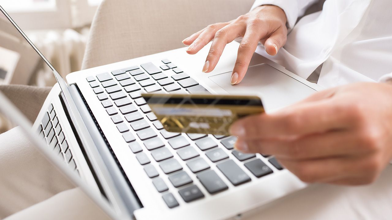 Oszust może chcieć uzyskać dane twojej karty płatniczej (fot. Shutterstock/LDprod)