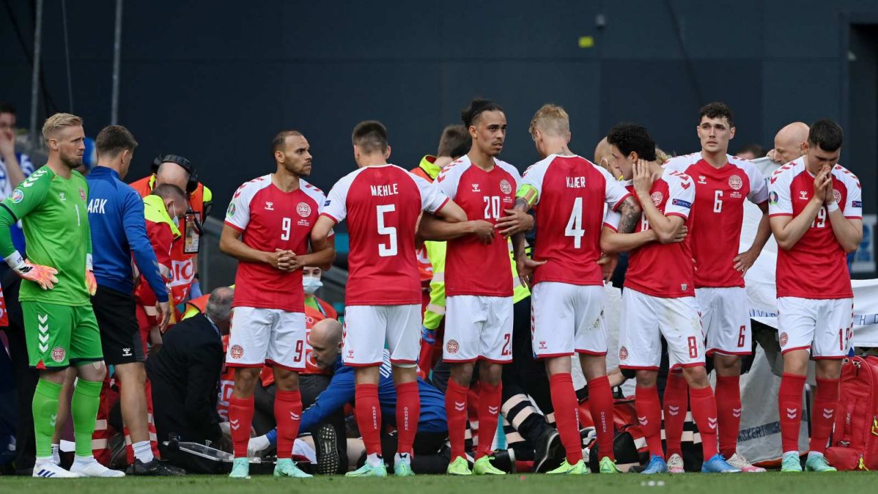 Duńscy piłkarze zasłaniają reanimowanego Christiana Eriksena (fot. Getty Images) Duńscy piłkarze zasłaniają reanimowanego Christiana Eriksena (fot. Getty Images)