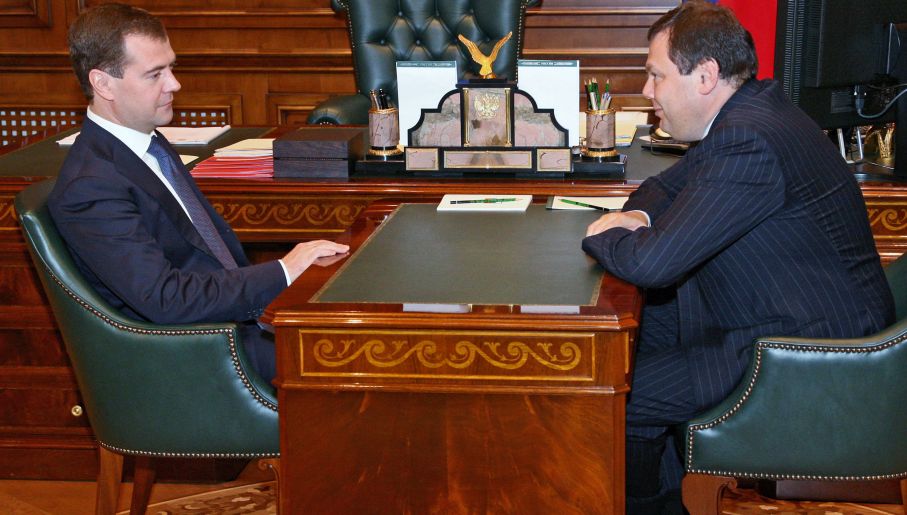 Michaił Fridman (P) z premierem Rosji Dmitrijem Miedwiediewem (fot. arch. PAP/ITAR-TASS / Mikhail Klimentyev)