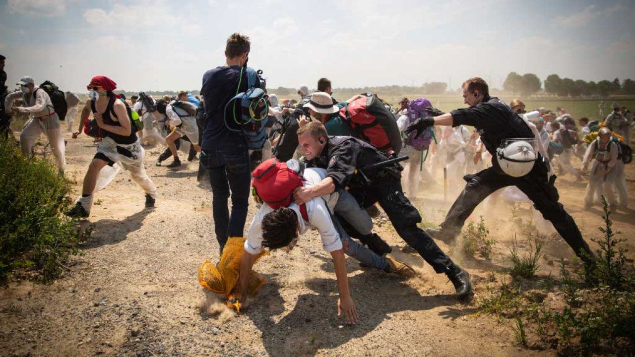 Protest aktywistów Ende Gelände na terenach kopalni Garzweiler w czerwcu 2019 roku (fot. David Speier/NurPhoto via Getty Images) Protest aktywistów Ende Gelände na terenach kopalni Garzweiler w czerwcu 2019 roku (fot. David Speier/NurPhoto via Getty Images)