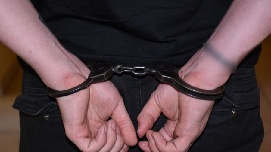 22-latek, który odbierał pieniądze od oszukanych seniorek trafił do aresztu (fot. KPP Jarosław)