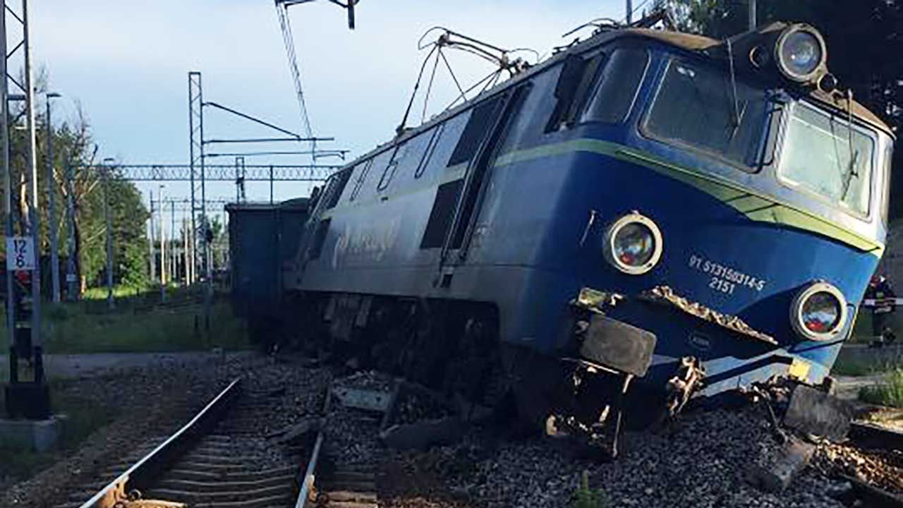 Wykolejona lokomotywa wypadła z szyn i zablokowała oba tory (fot. Facebook/Hubert Cyba)