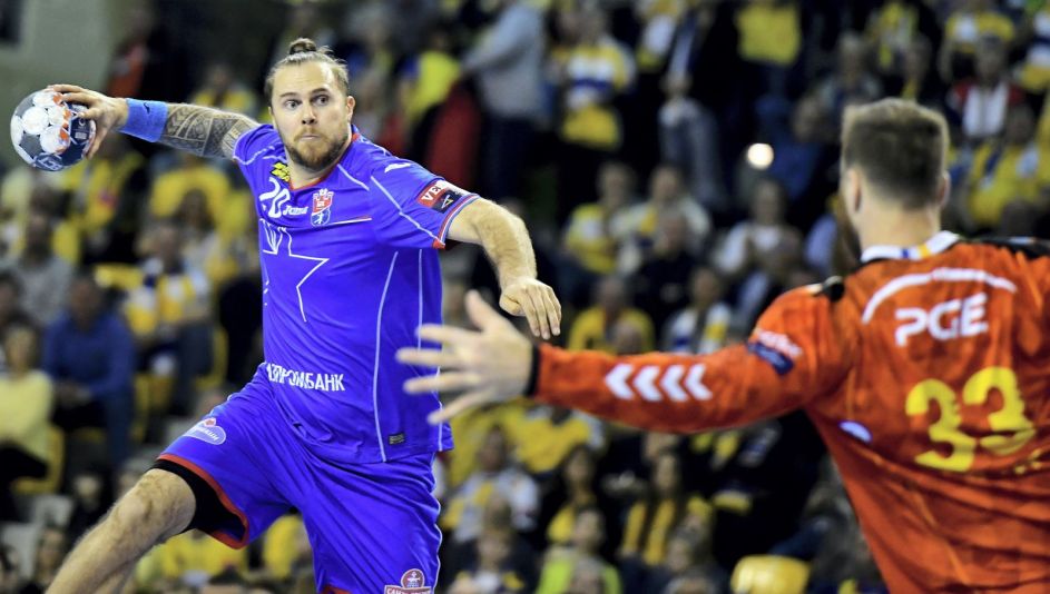 Rozgrywający Mieszkowa William Accambray w pojedynku z Wolffem (fot. PAP / Piotr Polak) Rozgrywający Mieszkowa William Accambray w pojedynku z Wolffem (fot. PAP / Piotr Polak)