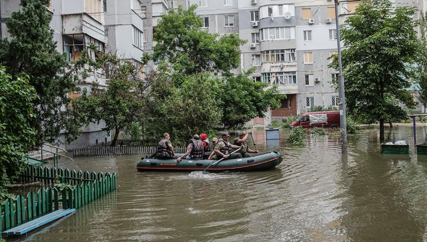 Ukraińcy używają gumowych łodzi podczas ewakuacji z zalanego Chersonia (fot. PAP/EPA/GEORGE IVANCHENKO)