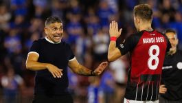 Radość Juana Bezareesa, trenera Lincoln Red Imps FC (fot. Getty). Radość Juana Beza