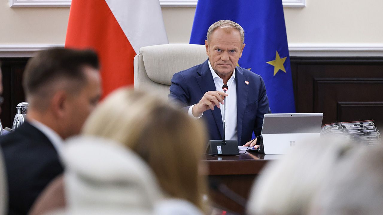 W ramach rekonstrukcji, kt&oacute;rej szczeg&oacute;ły zostaną ogłoszone w środę, rząd ma zostać &bdquo;odchudzony&rdquo; m.in. o ministr&oacute;w bez teki. Niemal pewne jest, że powstaną dwa...