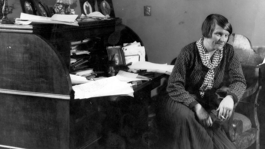 Irena Szymańska wiele czytała i była szczęśliwa, że może poznawać pisarzy: Juliana Tuwima, Władysława Broniewskiego, Marię Dąbrowską, Zofię Nałkowską. Na zdjęciu Maria Dąbrowska w swoim mieszkaniu, 1934 rok. Fot. NAC/IKC, sygn. 1-K-1466