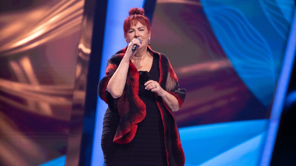 Ewa Ihalainen, podopieczna Tatiany Okupnik, zaśpiewała na scenie „Cry Me a River” Julie London, a następnie zajęła miejsce Pawła Dochniaka. Fot. Arsen Petrovych/ TVP