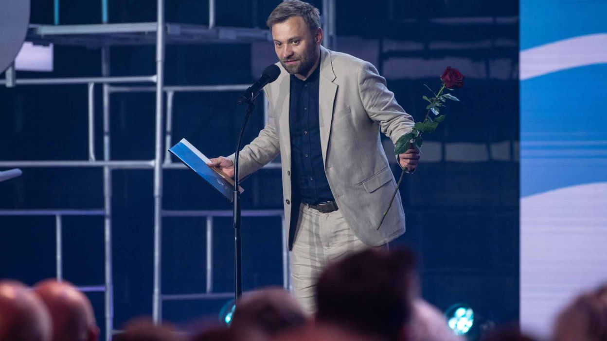 Za montaż spektaklu „Powiem wam, jak zginął” nagrodę wręczono Szymonowi Sabarańskiemu (fot. Natasza Młudzik/TVP)