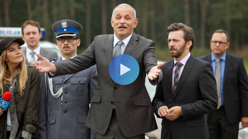 W filmie „Wkręceni” prezydent miasta Zarzecze i jego współpracownicy uważają bezrobotnych bohaterów za biznesmenów z Niemiec. Fot. MTL Maxfilm