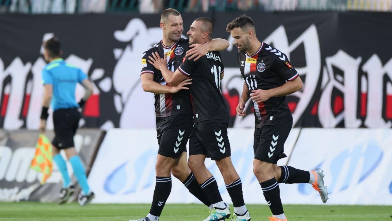 Michał Bajdur (w środku) liczy na to, że Polonia Warszawa wróci do PKO Ekstraklasy (fot. PAP/Leszek Szymański)