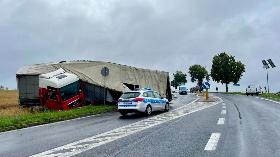 Ujście, DK11, ciężarówka w rowie (fot. Komenda Powiatowa Policji w Pile/Facebook)