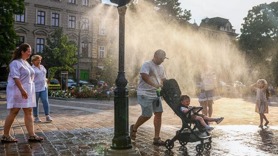 Podczas upałów trzeba pamiętać o piciu wody i możliwym schładzaniu się (fot. ilustracyjna Beata Zawrzel/NurPhoto via Getty Images)