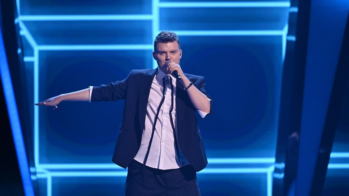 Paweł Kozicz przedstawił swoją interpretację utworu „Luźno” Baranovskiego. Decyzją Tomsona i Barona zawalczy w półfinale. Fot. Jan Bogacz /TVP