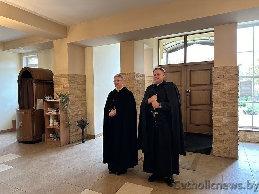 Айцец Анджэй Юхневіч і айцец Павел Лемех. (Крыніца: Хрысціянская візія: НЕ ВАЙНЕ! / Telegram)