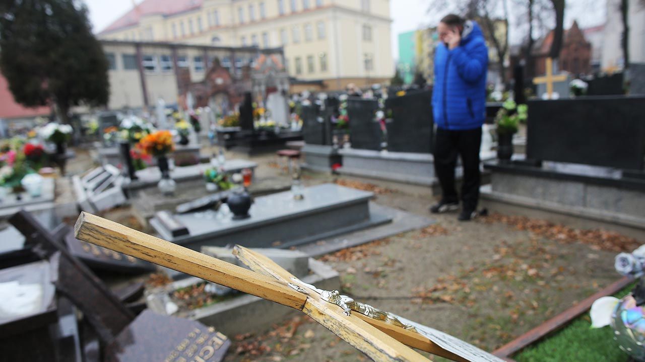 Chłopcy sprofanowali groby (fot. PAP/Tomasz Wojtasik) Chłopcy sprofanowali groby (fot. PAP/Tomasz Wojtasik)