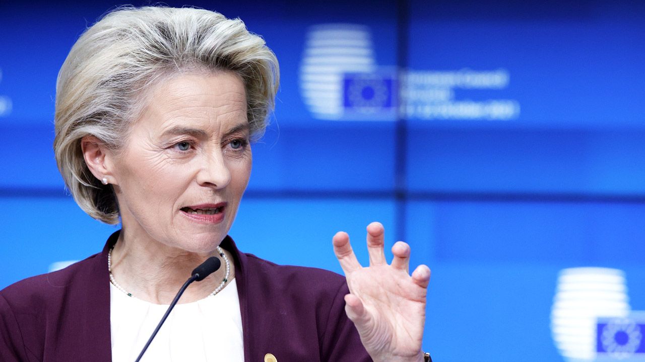 Ursula von der Leyen podsumowała szczyt UE (fot. PAP/EPA/Olivier Matthys)