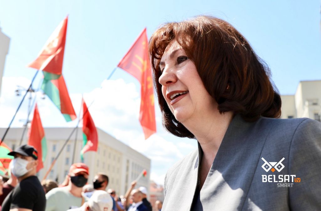 На плошчы Незалежнасці ў Менску прайшоў мітынг на знак падтрымання дзейнага кіраўніка краіны. За некалькі гадзінаў да пачатку ў раёне Дому ўраду зʼявіліся міліцыянты і спецтэхніка. На здымку – Наталля Качанава. 16 жніўня 2020 года. Менск, Беларусь. (Фота: Белсат)