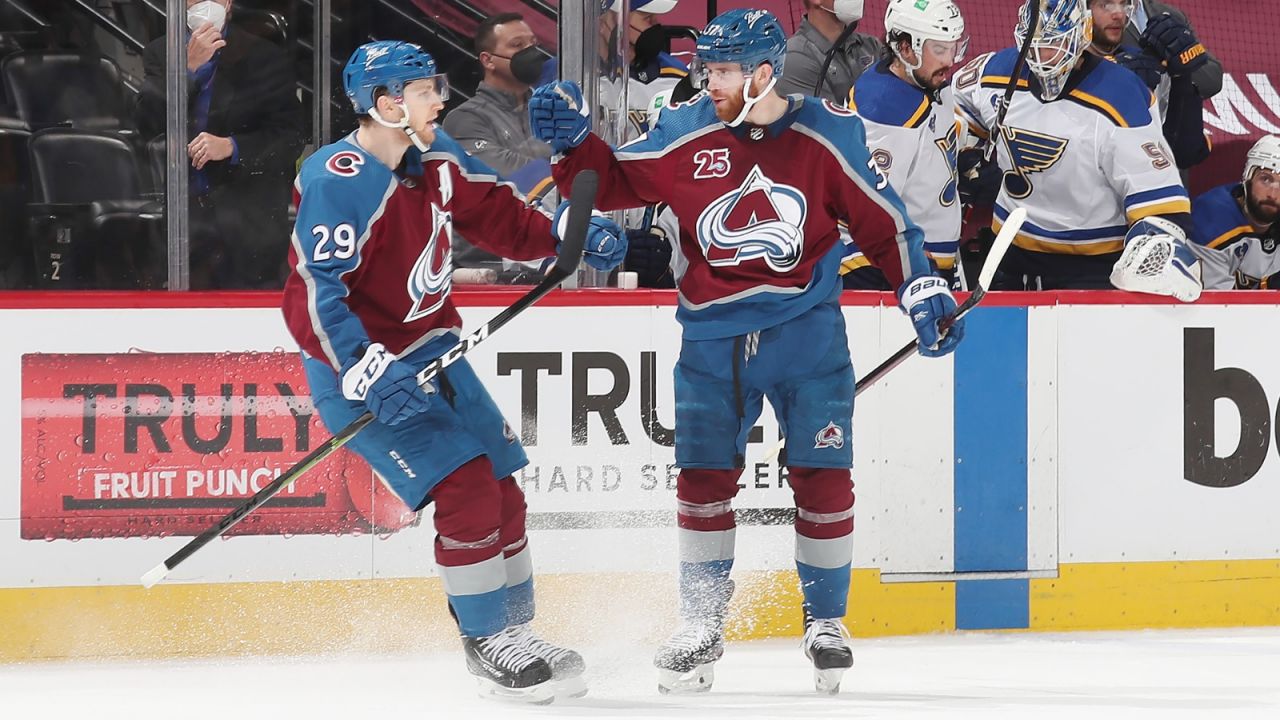 Nathan MacKinnon w trzeciej tercji strzelił dwa gole (fot. Getty).