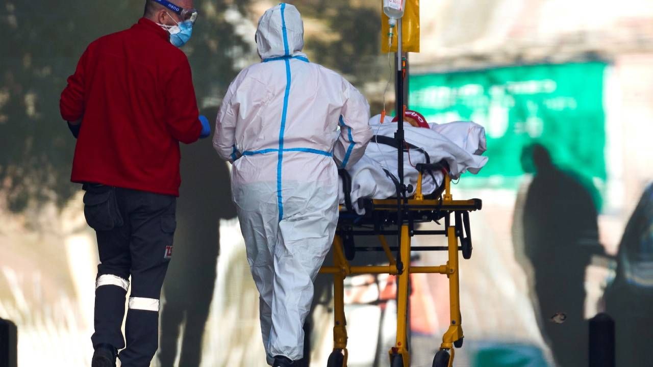 Liczba zakażeń w Hiszpanii w ciągu doby wzrosła o prawie 40,2 tys. (fot. PAP/EPA/Alejandro García) Liczba zakażeń w Hiszpanii w ciągu doby wzrosła o prawie 40,2 tys. (fot. PAP/EPA/Alejandro García)