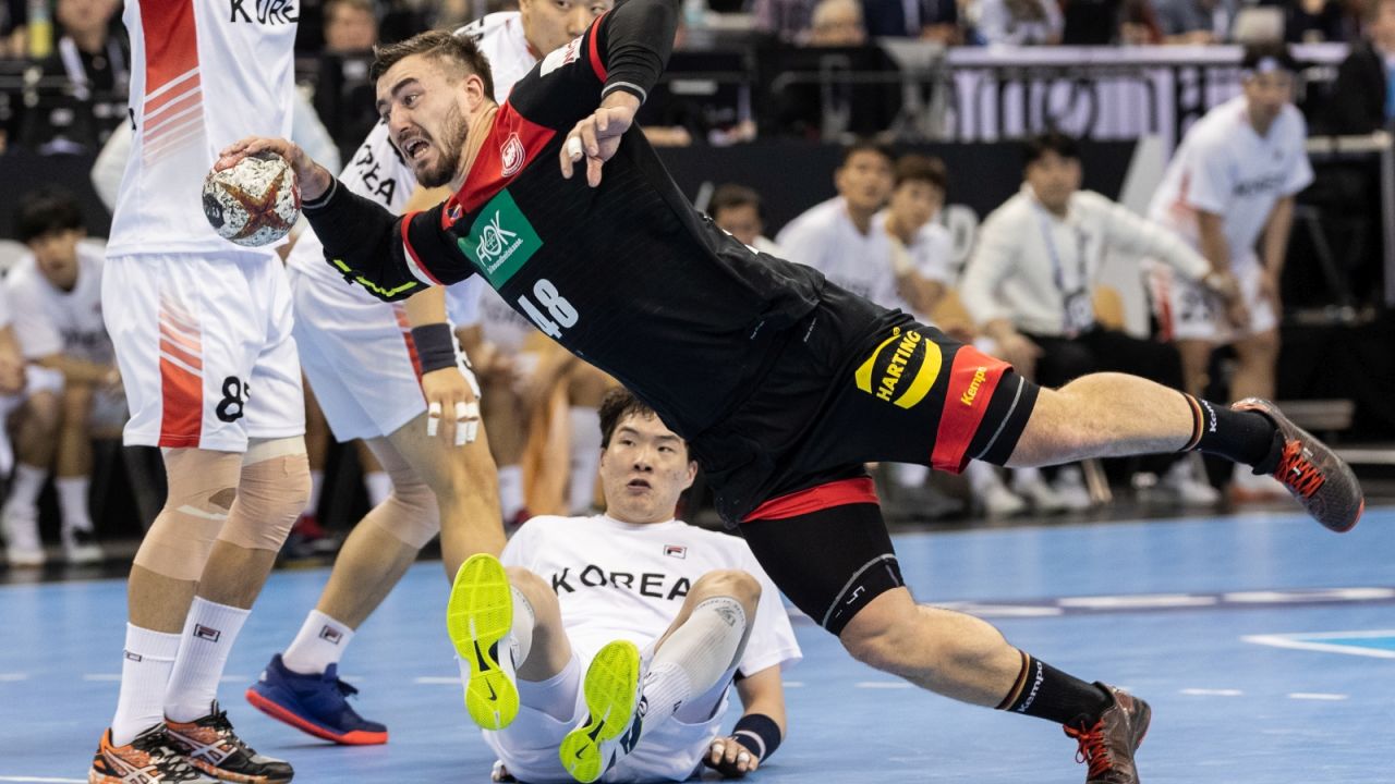 Obrotowy reprezentacji Niemiec Jannik Kohlbacher rzucił Korei cztery gole (fot. Getty)