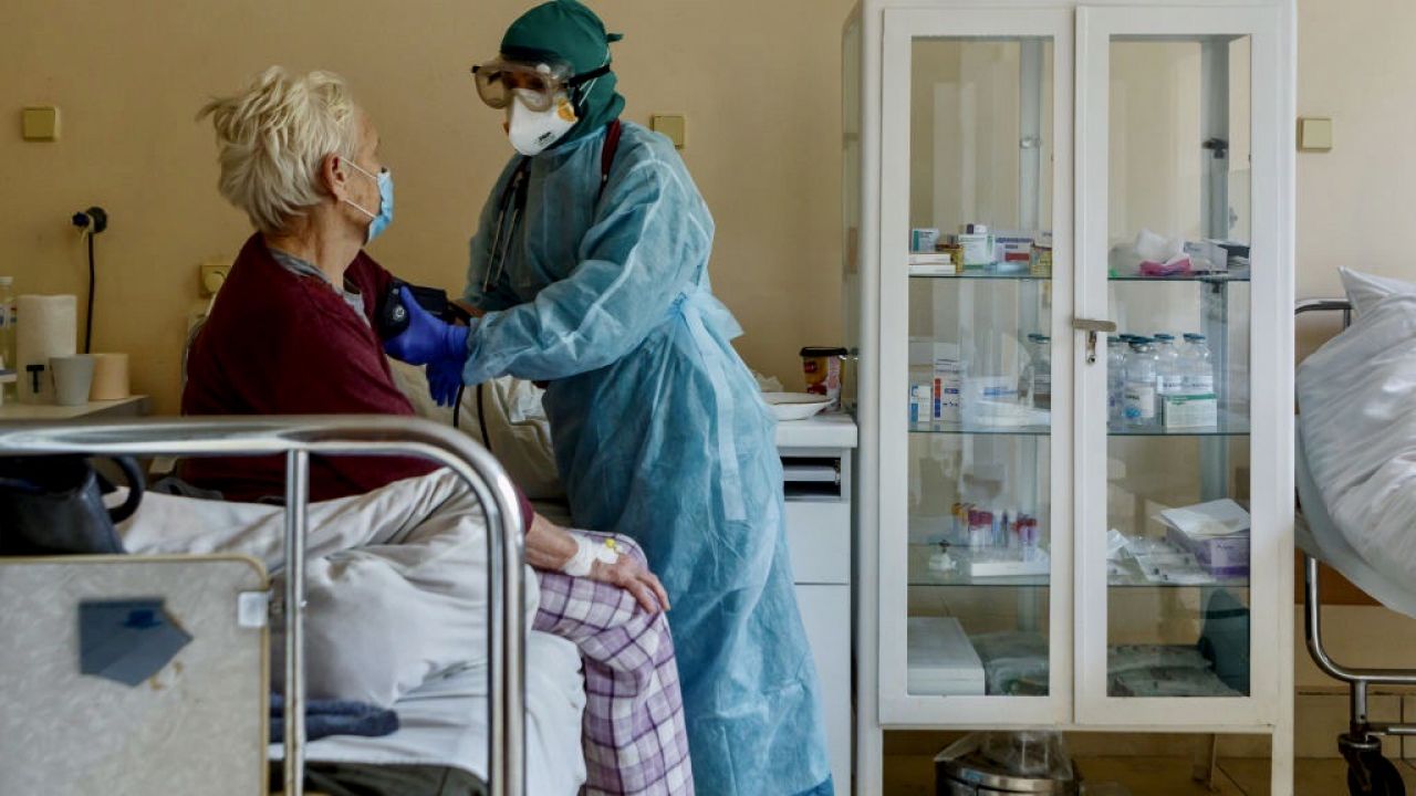 Jak zaznaczył premier, Polska i Ukraina szybko podjęły trudne decyzje w ramach walki z pandemią koronawirusa (fot. Serhii Hudak/ Ukrinform/Barcroft Media via Getty Images)