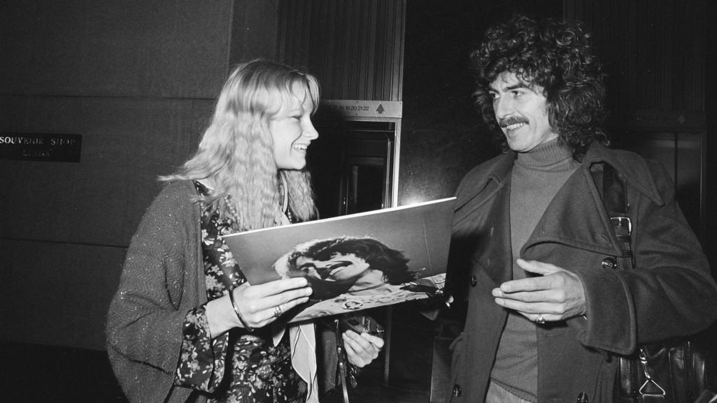 George Harrison opuszcza hotel w towarzystwie fanki w lutym 1977 roku. Fot. Koen Suyk/ANEFO/GaHetNa/Wikipedia
