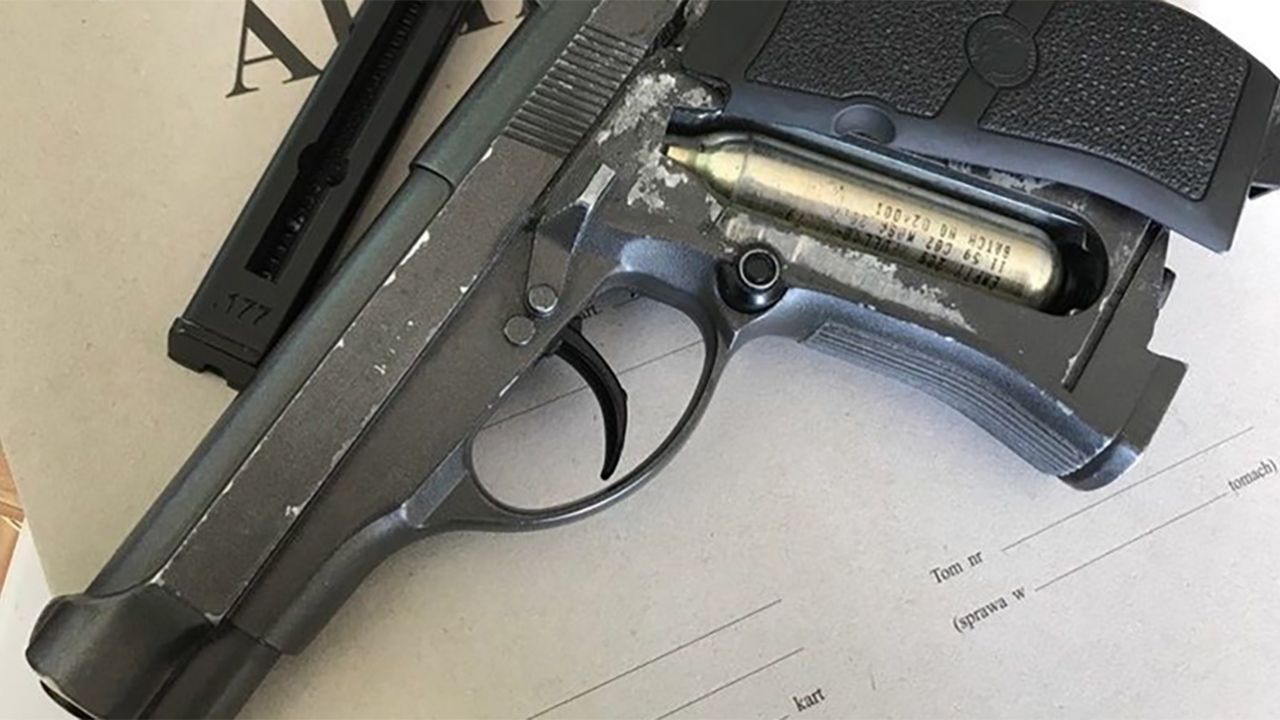 Przyczyną sporu, który zakończył się strzałami i uszkodzeniem samochodu, miała być paczka, która nie dotarła do adresata (fot. polkowice.policja.gov.pl) Przyczyną sporu, który zakończył się strzałami i uszkodzeniem samochodu, miała być paczka, która nie dotarła do adresata (fot. polkowice.policja.gov.pl)