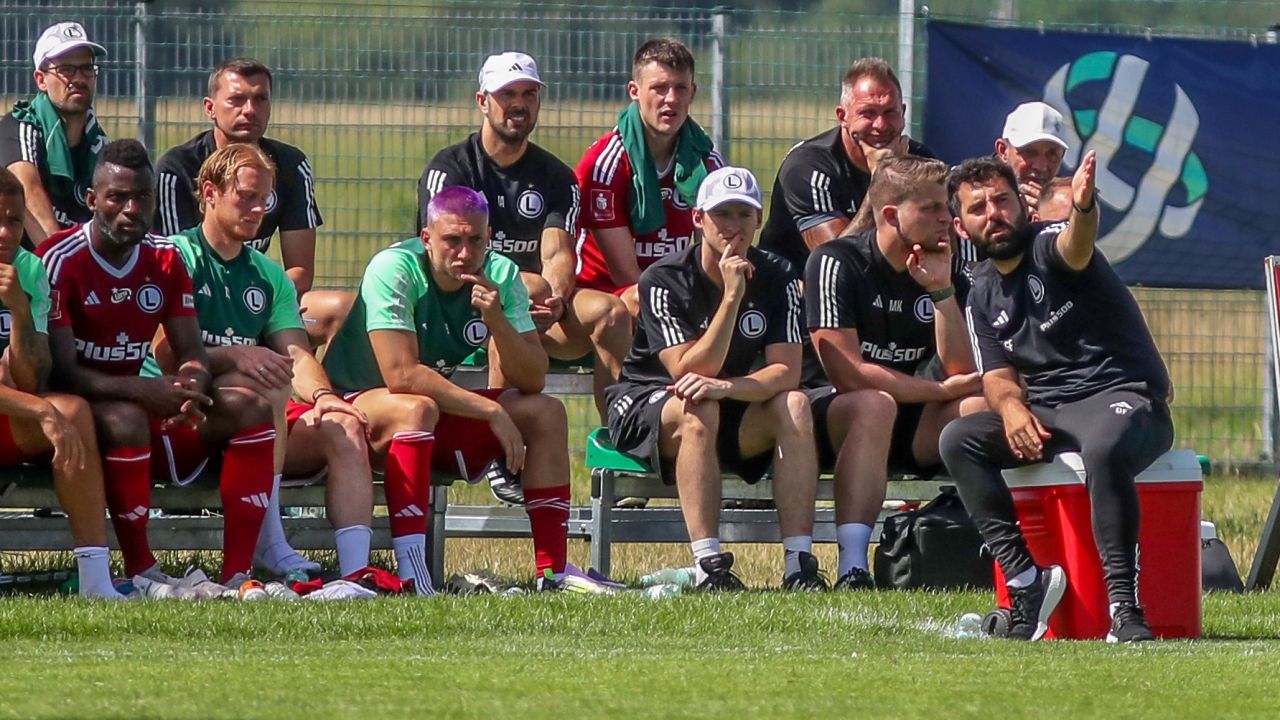 Goncalo Feio udziela wskazówek piłkarzom Legii Warszawa w trakcie jednego z letnich sparingów (fot: 400mm.pl)
