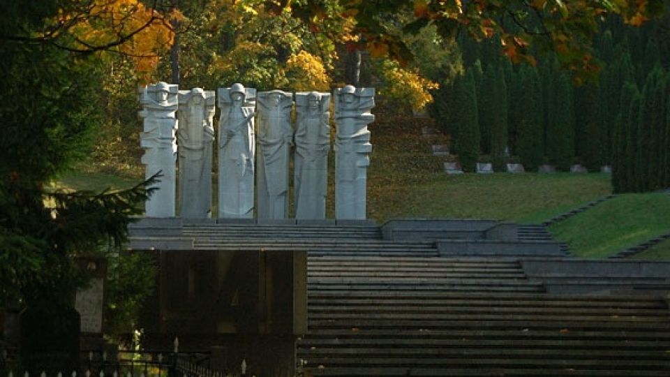 Vilniaus Antakalnio kapinėse pradedamas demontuoti paminklas sovietų kariams