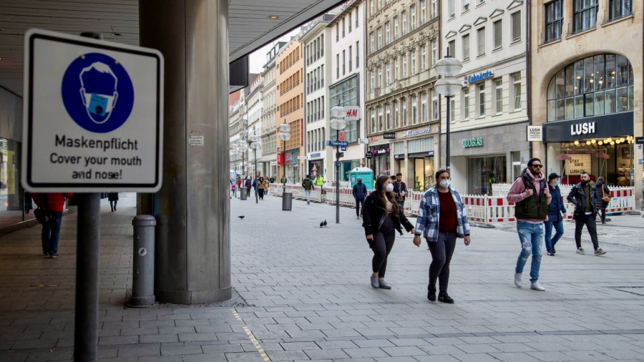 Prokuratura sprawdza, czy Bawaria kupiła maseczki po zawyżonych cenach (fot. Alexander Pohl/Nur/Getty Images) Prokuratura sprawdza, czy Bawaria kupiła maseczki po zawyżonych cenach (fot. Alexander Pohl/Nur/Getty Images)