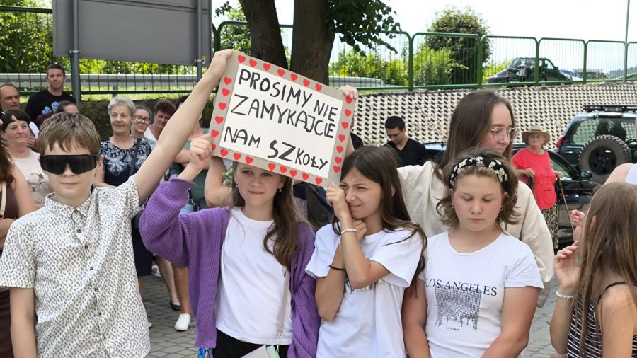Władze twierdzą, że warunki do nauki będą lepsze, a dzieciom zostanie zapewniony transport. Fot. Ireneusz Kaznocha | TVP3 Katowice