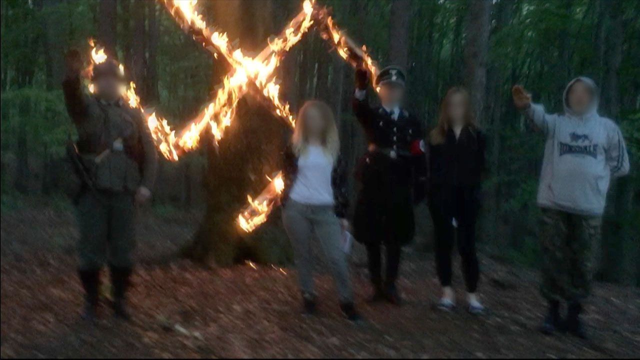 Sprawa dotyczy tzw. urodzin Hitlera, zorganizowanych w lesie pod Wodzisławiem Śląskim (fot. TVN24)