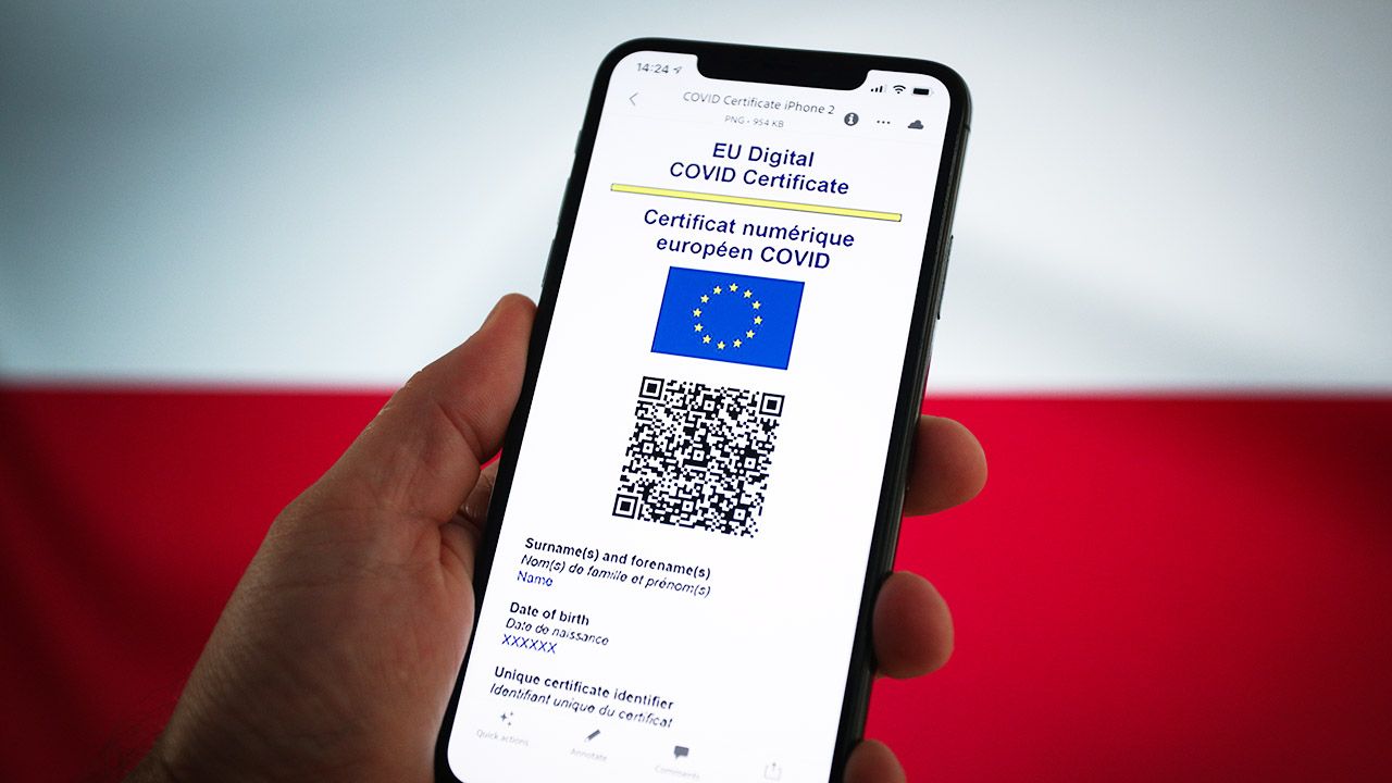 Certyfikat można było uzyskać nawet bez odwiedzania przychodni (fot. STR/Nur/Getty Images) Certyfikat można było uzyskać nawet bez odwiedzania przychodni (fot. STR/Nur/Getty Images)