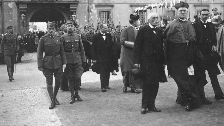 Członkowie Rady Regencyjnej Królestwa Polskiego, od prawej: książę Zdzisław Lubomirski, arcybiskup Aleksander Kakowski i hrabia Józef Ostrowski 27 października 1917 w Warszawie. Fot. NAC/ Instytut Józefa Piłsudskiego/ A. Dulęba