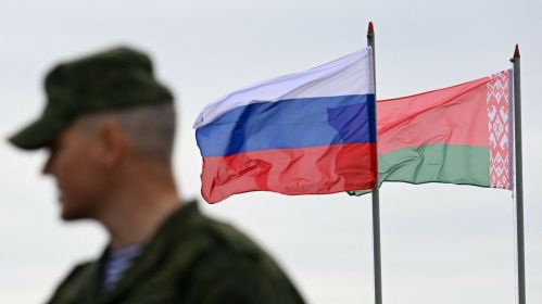 Сцягі Расеі і Беларусі развяваюцца на ветры падчас сумесных расейска-беларускіх вайсковых вучэнняў «Захад-2025» на палігоне каля Барысава, Беларусь. 15 верасня 2025 года. Фота: Olesya Kurpyayeva / AFP / East News