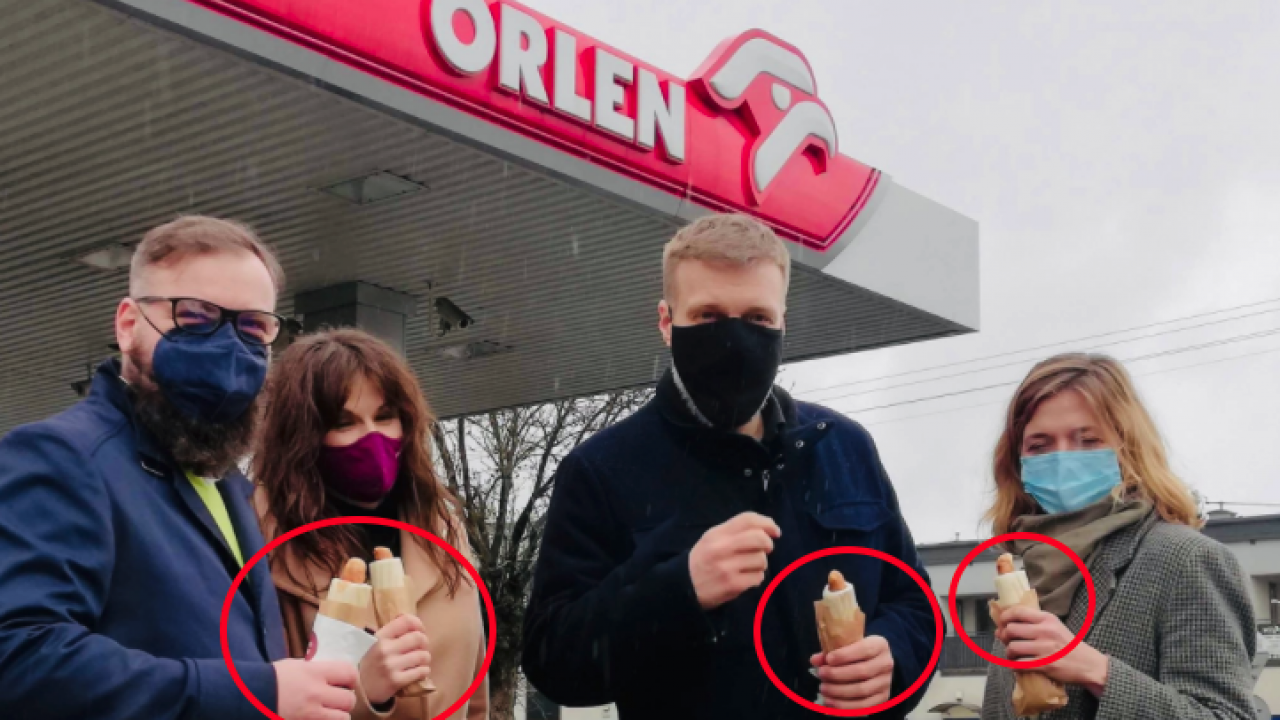 Hot-dogi ze stacji Orlen. Politycy Lewicy sprowokowali posłów PO (fot. twitter.com/ZandbergRAZEM) Hot-dogi ze stacji Orlen. Politycy Lewicy sprowokowali posłów PO (fot. twitter.com/ZandbergRAZEM)