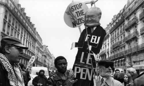 „Spal Le Pena” – protest Ligi Antynazistowskiej w Paryżu, z podobizną lidera Frontu Narodowego powieszoną na szubienicy. 6 lutego 1993. Fot. Steve Eason/Hulton Archive/Getty Images