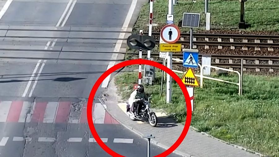 Policjanci obserwowali zachowania kierowców i pieszych w okolicy przejazdu kolejowego na ul. Inwalidów w Bydgoszczy. (fot. policja)