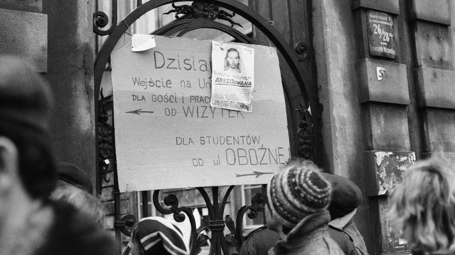 Warszawa, 08.03.1981. Informacja o miejscach wejścia na teren Uniwersytetu Warszawskiego, na którego terenie odbyło sie wiele uroczystości (m.in. wiec w Audytorium Maximum) w rocznicę marca 1968. Fot. PAP/CAF/Adam Urbanek