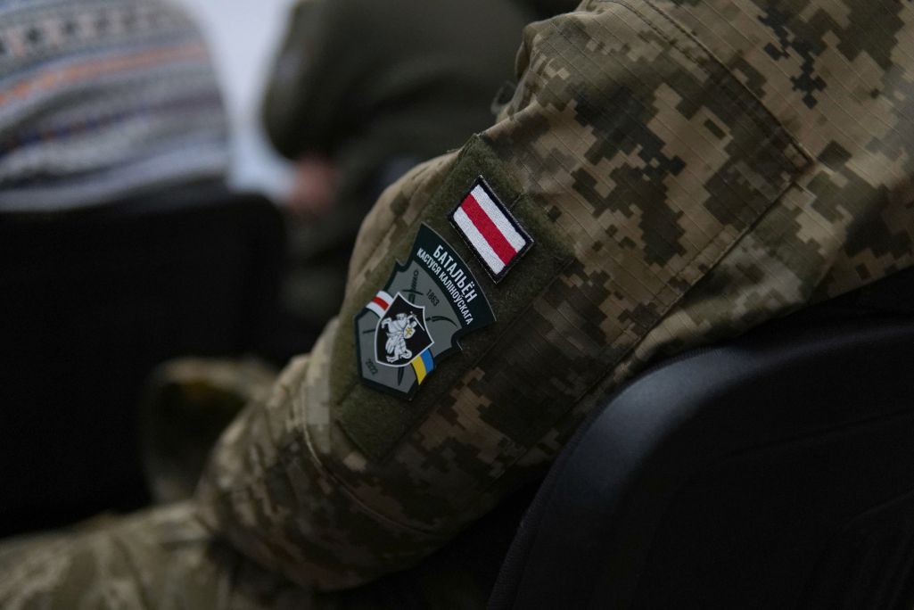 Байцы палка Кастуся Каліноўскага слухаюць выступ Зянона Пазняка ў Кіеве. (Фота: Агата Квяткоўская / Белсат)