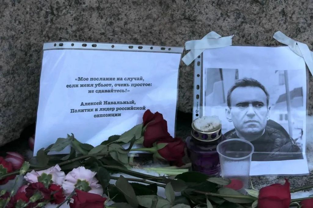 Стыхійны мемарыял памяці Аляксея Навальнага ў Санкт-Пецярбургу. (Фота: MR7)